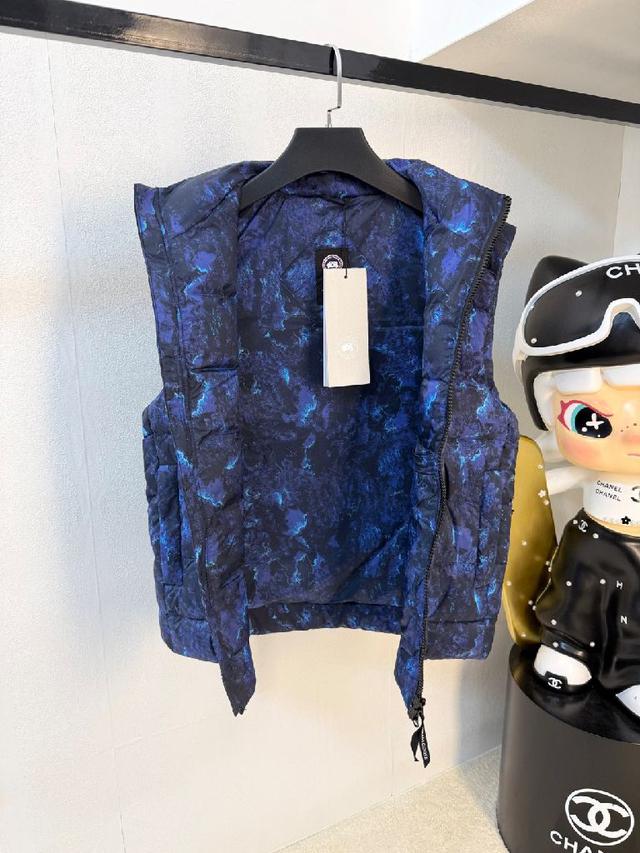 搭配毛衣 卫衣 保暖同时毫无束缚感 采用国标95白鸭绒