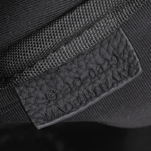 采用迪奥灰 CD Diamond 图案帆布精心制作，从 Dior 档案汲取灵感