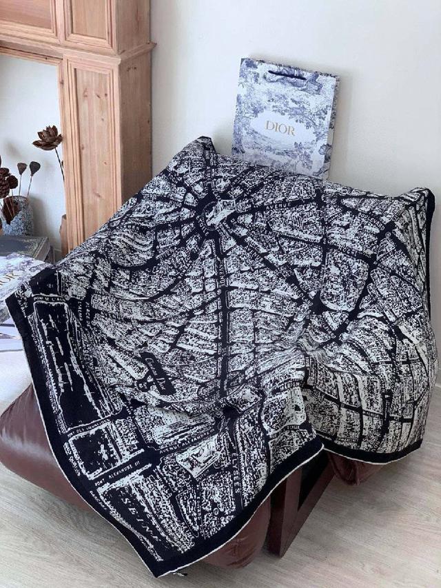 手工卷边羊绒和真丝混纺披肩（70%羊绒，30%桑蚕丝）