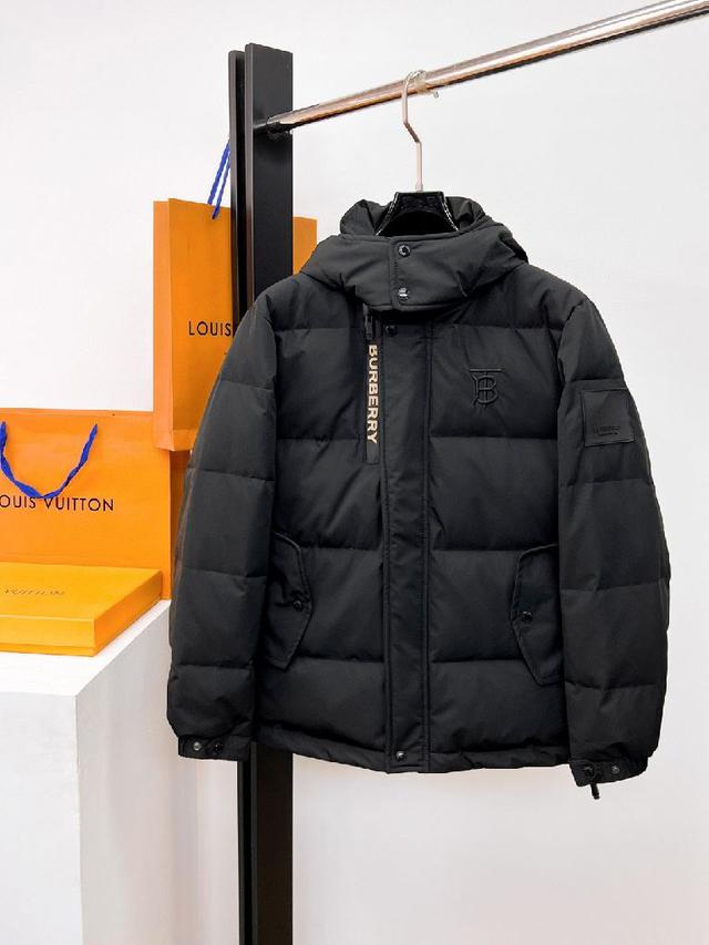 2025秋冬新款羽绒服。这款号称羽绒服届最贵的，全部90绒的