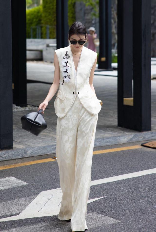 当意大利手工艺术邂逅现代剪裁，每一针都是匠心的倾注——精选重工