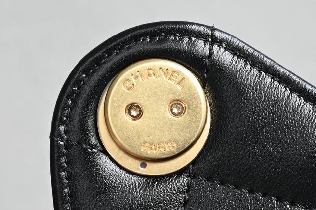 复古鎏金菱格纹金球调节扣设计， 可赋予了包包很多种的背法🪄