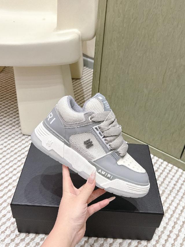 Amiri的品牌字母和 MA标识出现