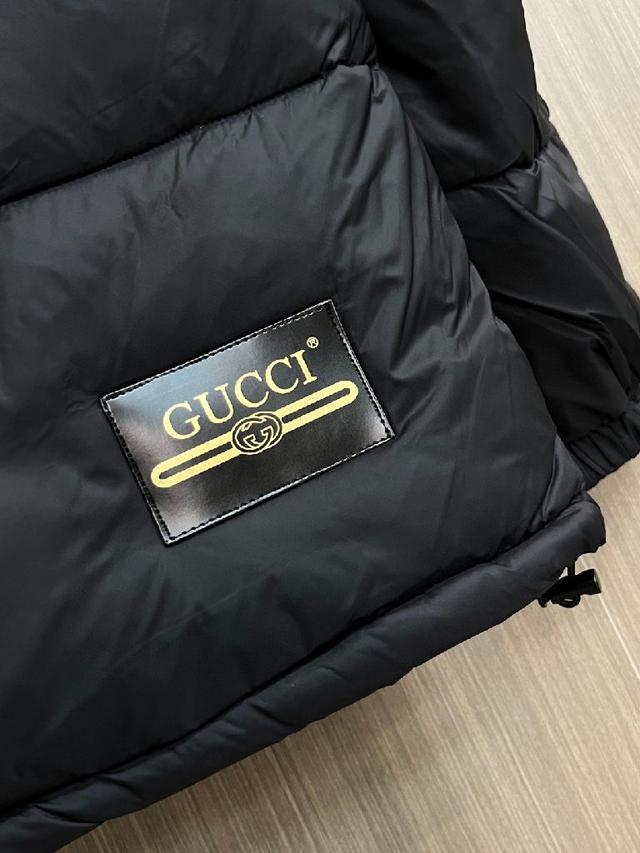 款羽绒服。这款号称羽绒服届最贵的，全部90绒的