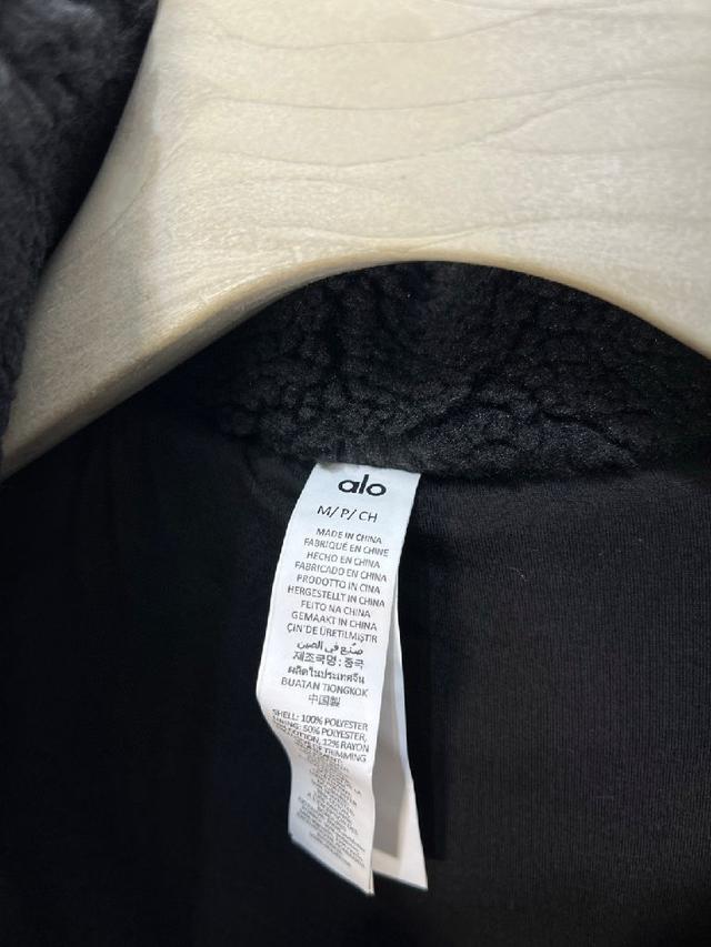 顺滑与垂坠感，贴身穿着如沐春风。少量锦纶加持下，