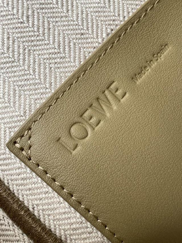 WE Font Tote 是一款长方体手袋，饰有对比色 LOE💎WE 标志