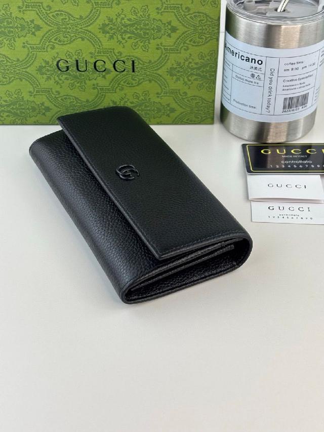 这款钱包以黑色GG Supreme帆布匠心打造，内里甄选黑色皮革制作而成，