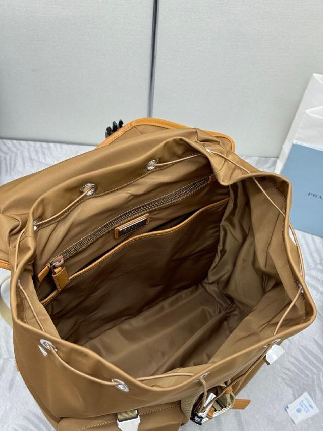 徽标印花Re-Nylon衬里配两个内袋，其中一个带拉链，容量客间大