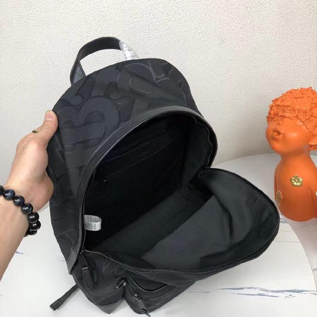B家最新双肩包采用标志性格纹设计，搭配平滑皮革边饰