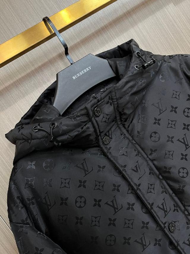 新款羽绒服。这款号称羽绒服届最贵的，全部90绒的。