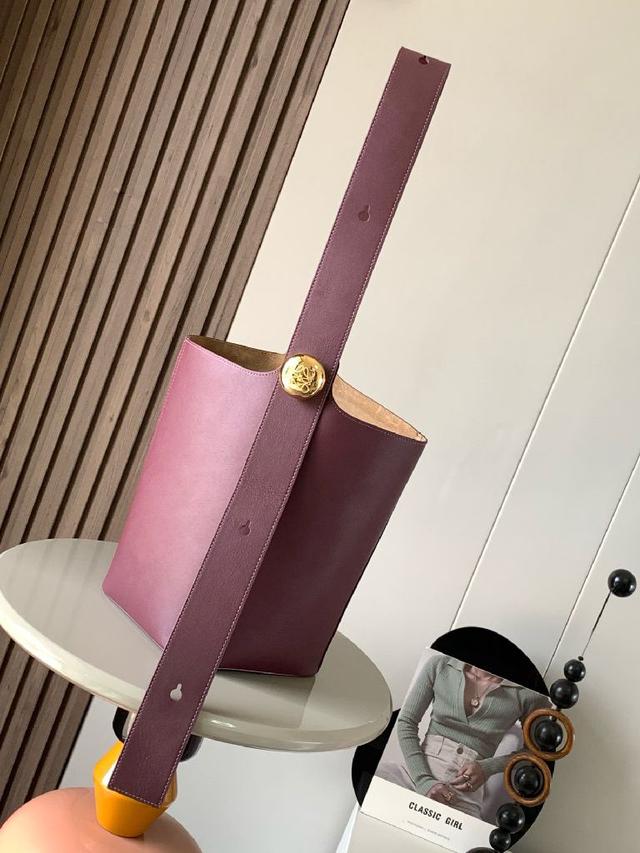 五金件兼具装饰和实用功能🌸可调节肩带长度并适合多种携带方式