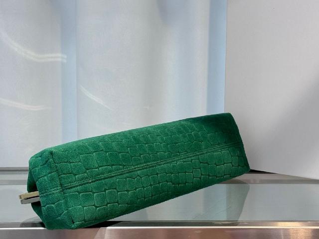 GG高级人造帆布材质，点缀红绿织带等品牌最富特色的经典元素，