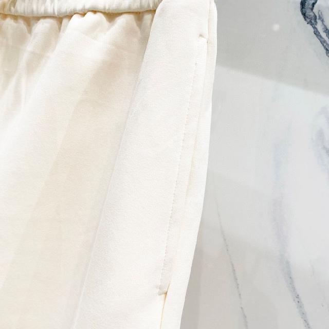 定制太空棉面料短裤 撞色拼接立体凹凸浮雕字母LOGO工艺标识