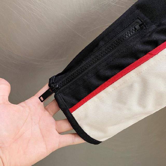 MONCLER蒙口口袋标识刺绣拉链夹