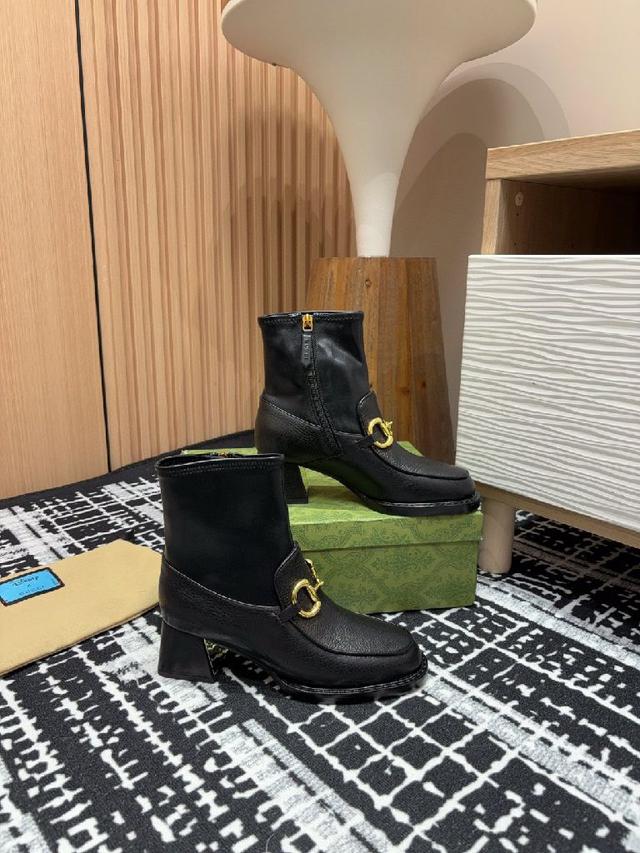 LV x Timberland 及踝靴取材 Monogram 压纹防水正绒面牛皮革