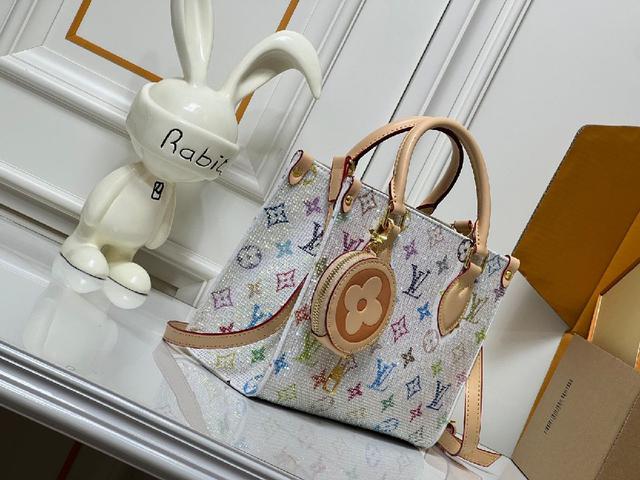 Monogram Empreinte 皮革结合数码印花工艺，