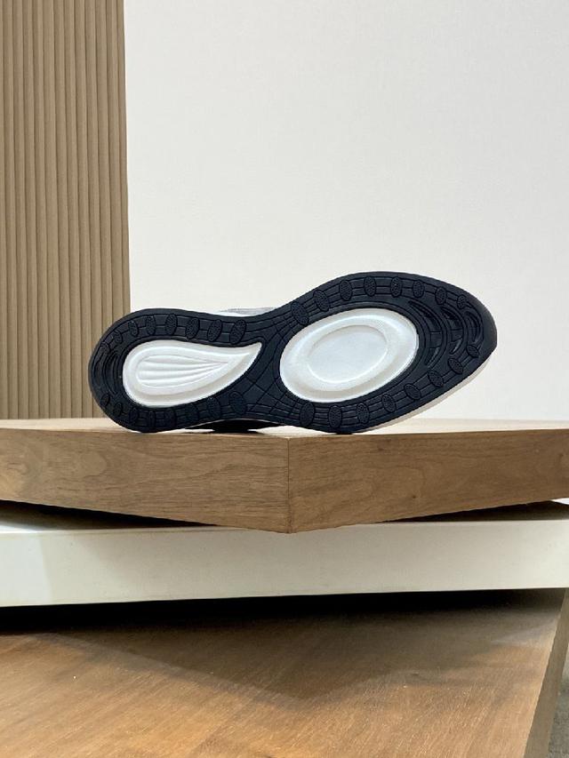 男鞋运动鞋,进口牛皮面、氯丁橡胶 各种材质拼接打造，