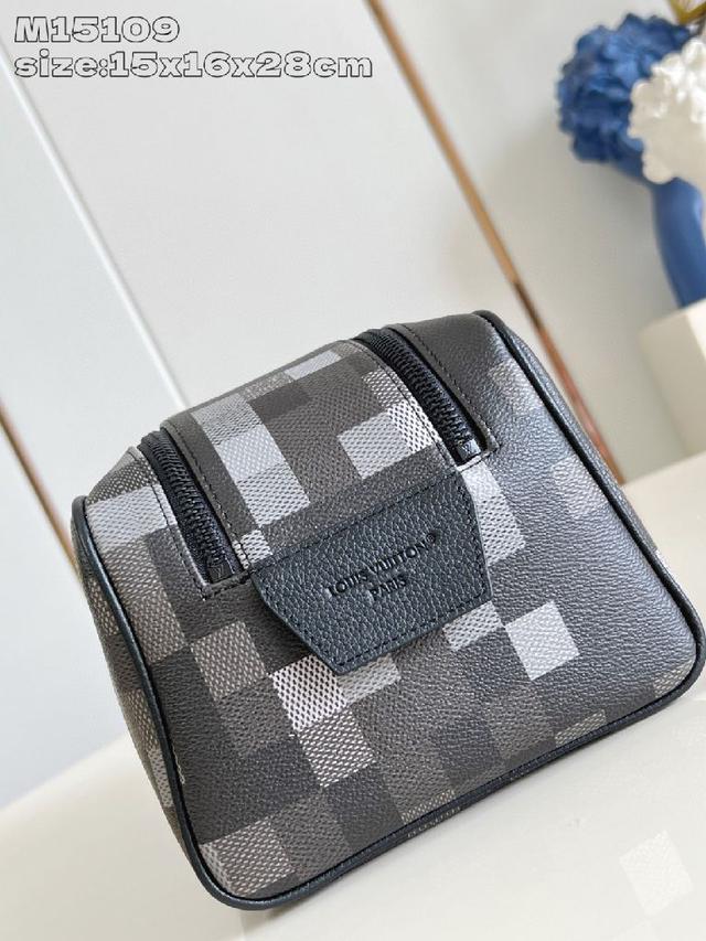 本款 Dopp Kit 盥洗袋以深邃 Damoflage Black 帆布搭