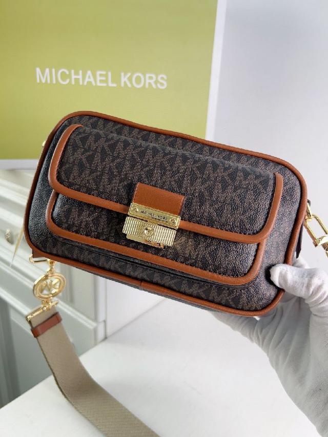 MK Logo五金硬件与挺括外观浑然天成，设有可调节皮革肩带