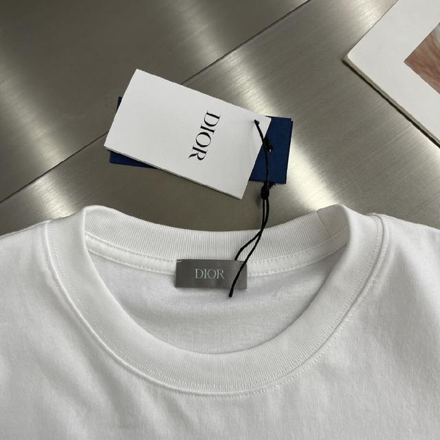 刺绣采用平面刺绣工艺，原版定染亚光线，与市场通货有分别