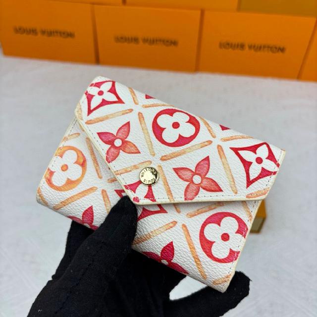 本款 Victorine 钱夹以 Monogram Empreinte 软粒面皮革