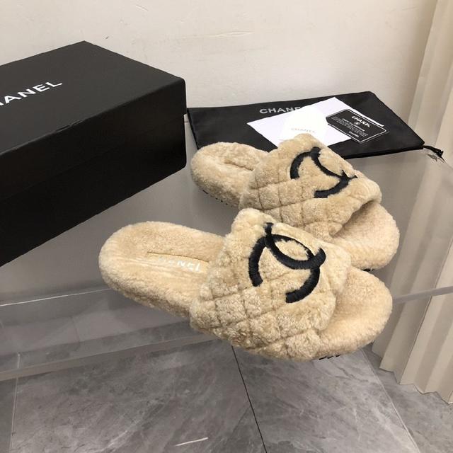 香家新款羔羊毛毛拖，脚感舒服，上脚显腿长
