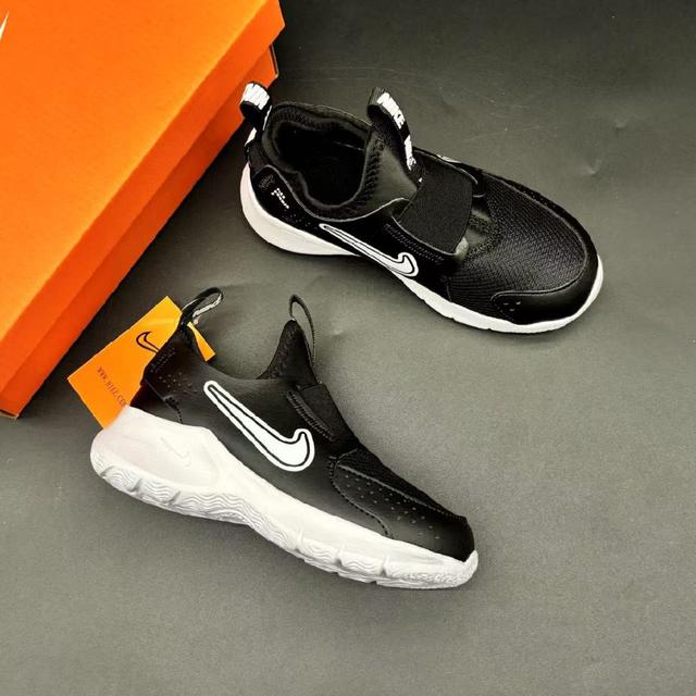 男女童鞋，赤足3代 一脚蹬易穿脱儿童运动鞋，采用便于穿脱的设计