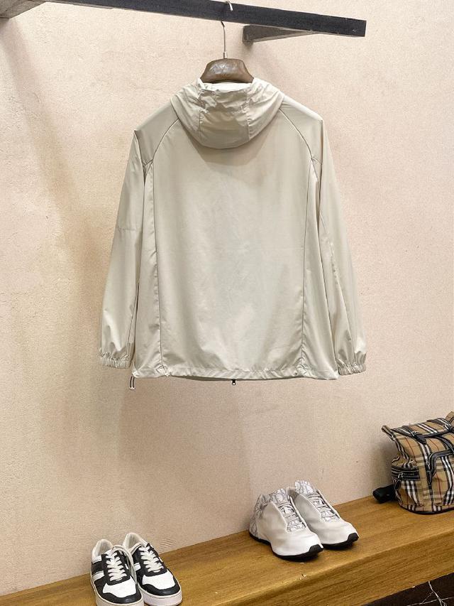 口标识印花彰显品牌特色.袖口,下摆弹力收口细节工整细致增添新锐前卫时尚