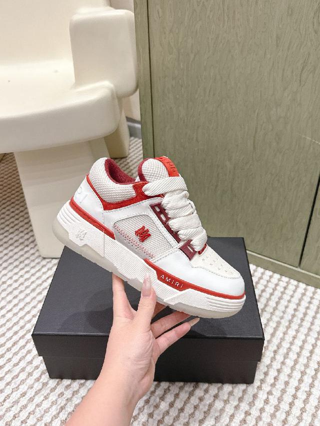 Amiri的品牌字母和 MA标识出现在鞋身