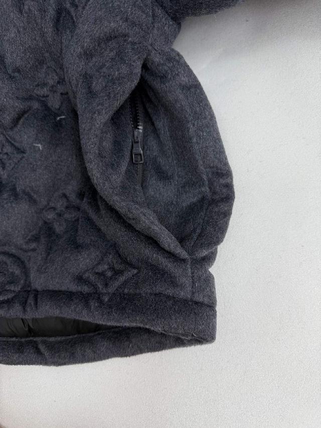 1V路易羊绒老花浮雕压花羽绒服外套