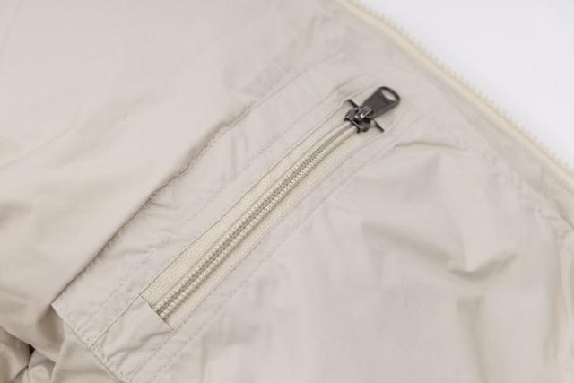 高密度尼龙布+DWR防泼水处理，此面料轻盈耐磨防撕裂，