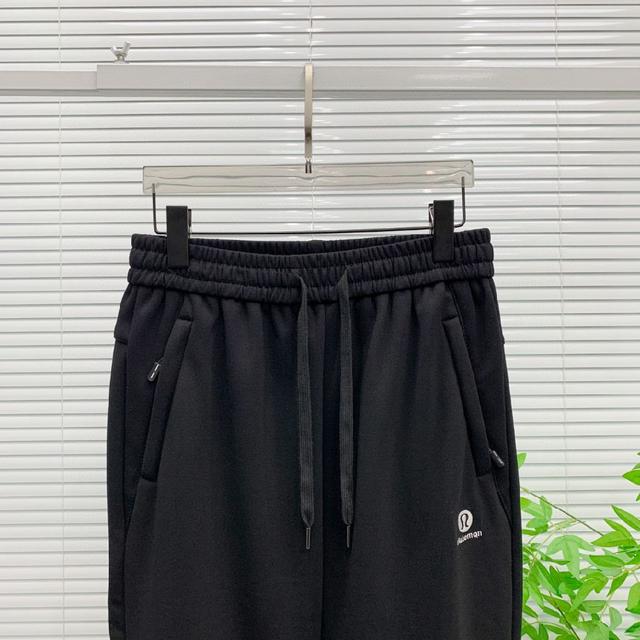 新品】新款休闲裤卫裤，裤身上刺绣标志性品牌标识