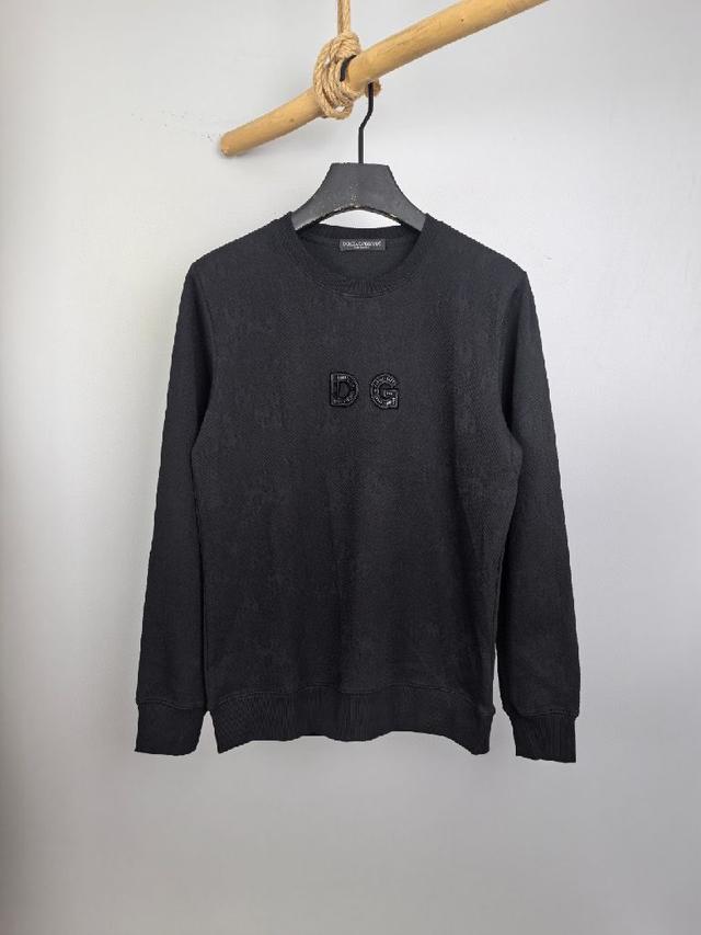 这款T恤极简主义设计和精美细节于一身。Oversize饰边引人联想蒂罗尔
