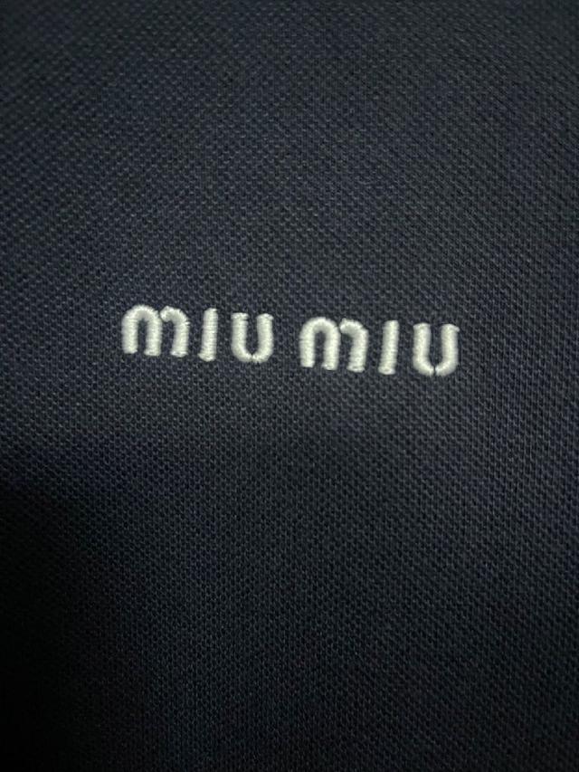 Miu Miu 25ss 高级灰条纹小标翻领长袖polo衫 面料采用