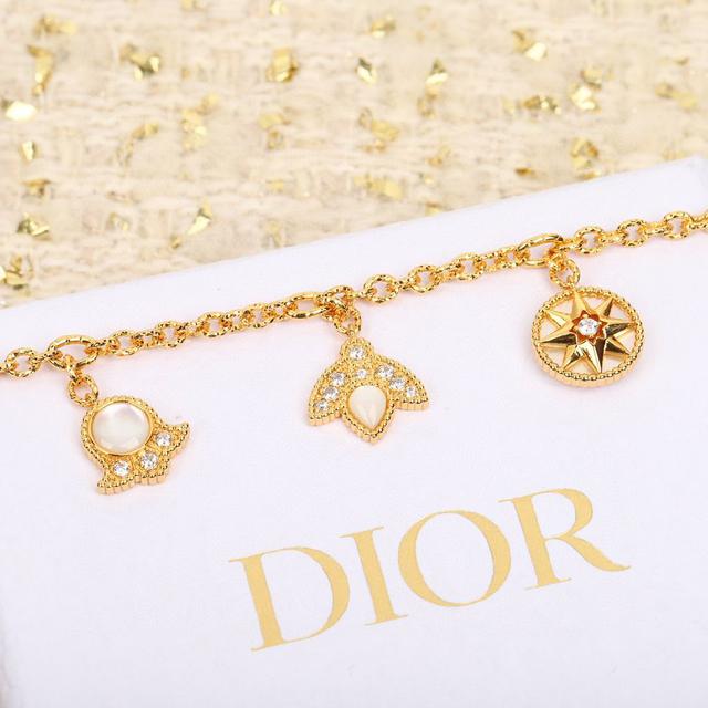 迪奧先生（Christian Dior）總是以豐沛能量擁抱生命，對熱
