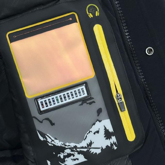 这款采用  GORE TEX 3L面料，内里拼接全压胶工艺，高密三合一科技型面料
