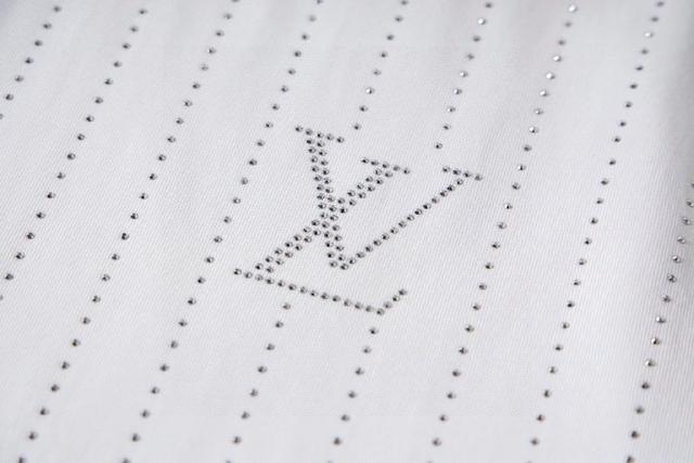 面料采用定制奢密双纱全棉平纹绸 手感柔软 舒适贴肤 以高级灰为主色调