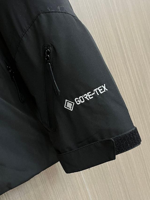 新款羽绒服。这款号称羽绒服届最贵的，全部90绒的