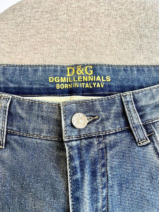 2026春夏新品牛仔裤，以极简酷感重塑日常穿搭！后腰立体压印PRADA字母+三角标，高级感拉满