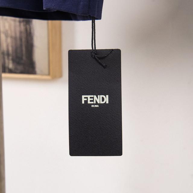 标准版型短袖圆领T恤。深蓝色纯棉材质。定制FENDI Roma1925印花
