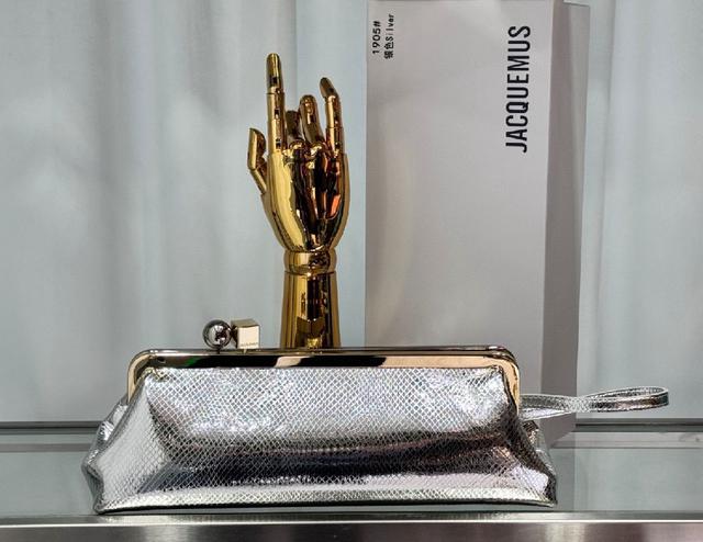 GG高级人造帆布材质，点缀红绿织带等品牌最富特色的经典元素，