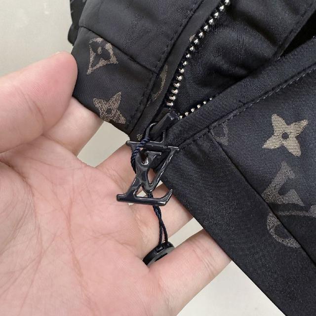 哑光黑底搭配暗金色经典老花满印，低调显贵，不浮夸不刺眼