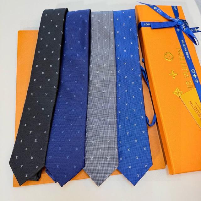 为各款商务造型和正装造型增添优雅色调，赠礼的周到之选。