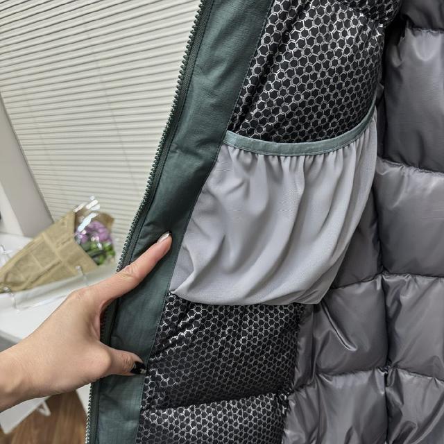 羽绒服采用FILTER-TEC科技面料，防护面料➕防水压胶工艺，