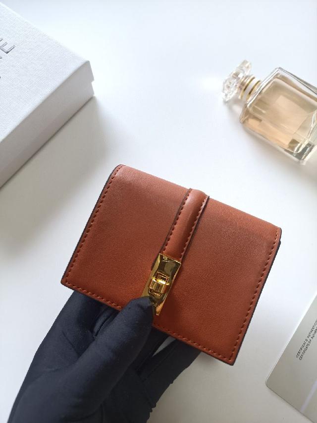 经典花纹大面内配平纹超纤，旋转锁扣开合，1个加厚主隔层，2个内侧卡槽。