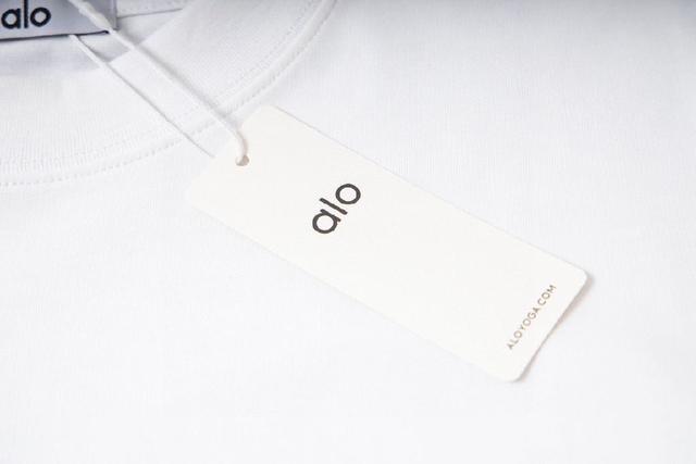 标识字母手绘图案圆领短袖T恤，面料采用高端冰感索罗娜布料