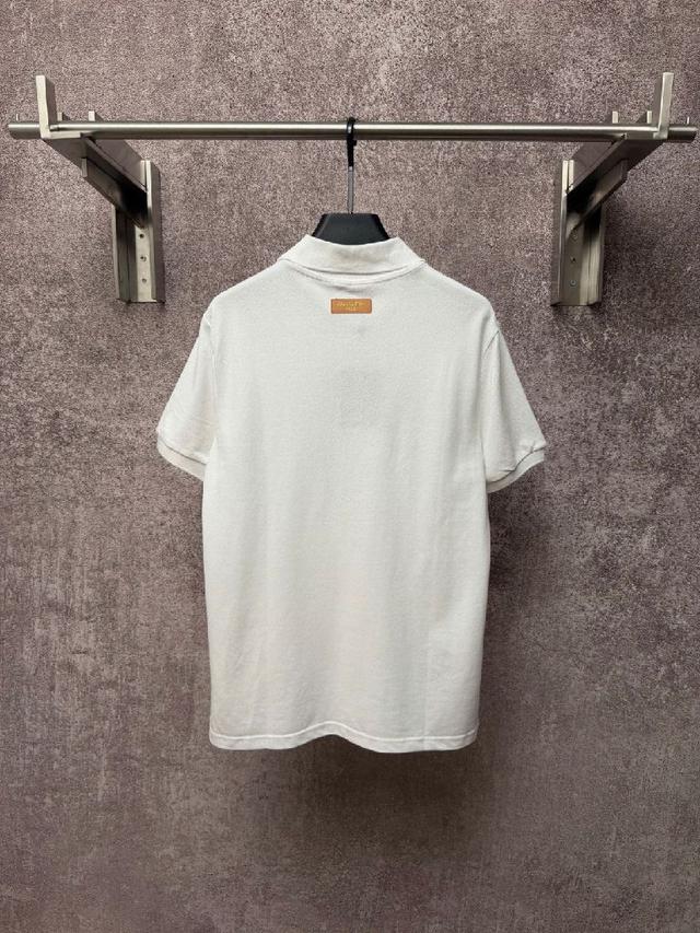短袖款式，搭配经典圆领设计，整体走线平直细腻，面料舒适柔软，
