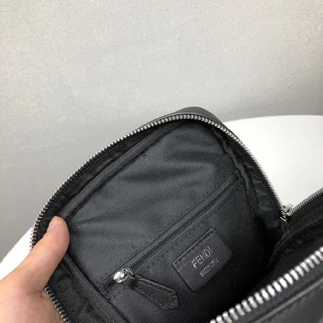 抢鲜来袭胸包，FENDI正面口袋有拉链，黑色尼龙和小牛皮材质