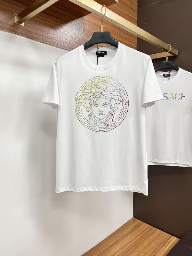 范思哲 25ss春夏新品水晶钻圆领短袖T恤，正面缀饰有进口