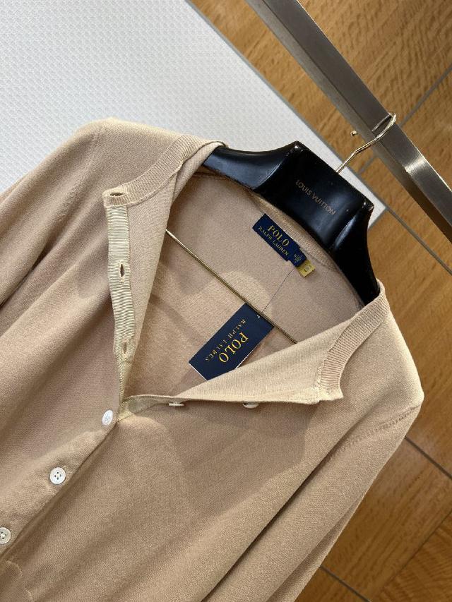 可自由调节开合度，既能塑造干练商务感，也能解锁休闲随性造型；袖口采用同面料收边设计，贴合手臂线条，